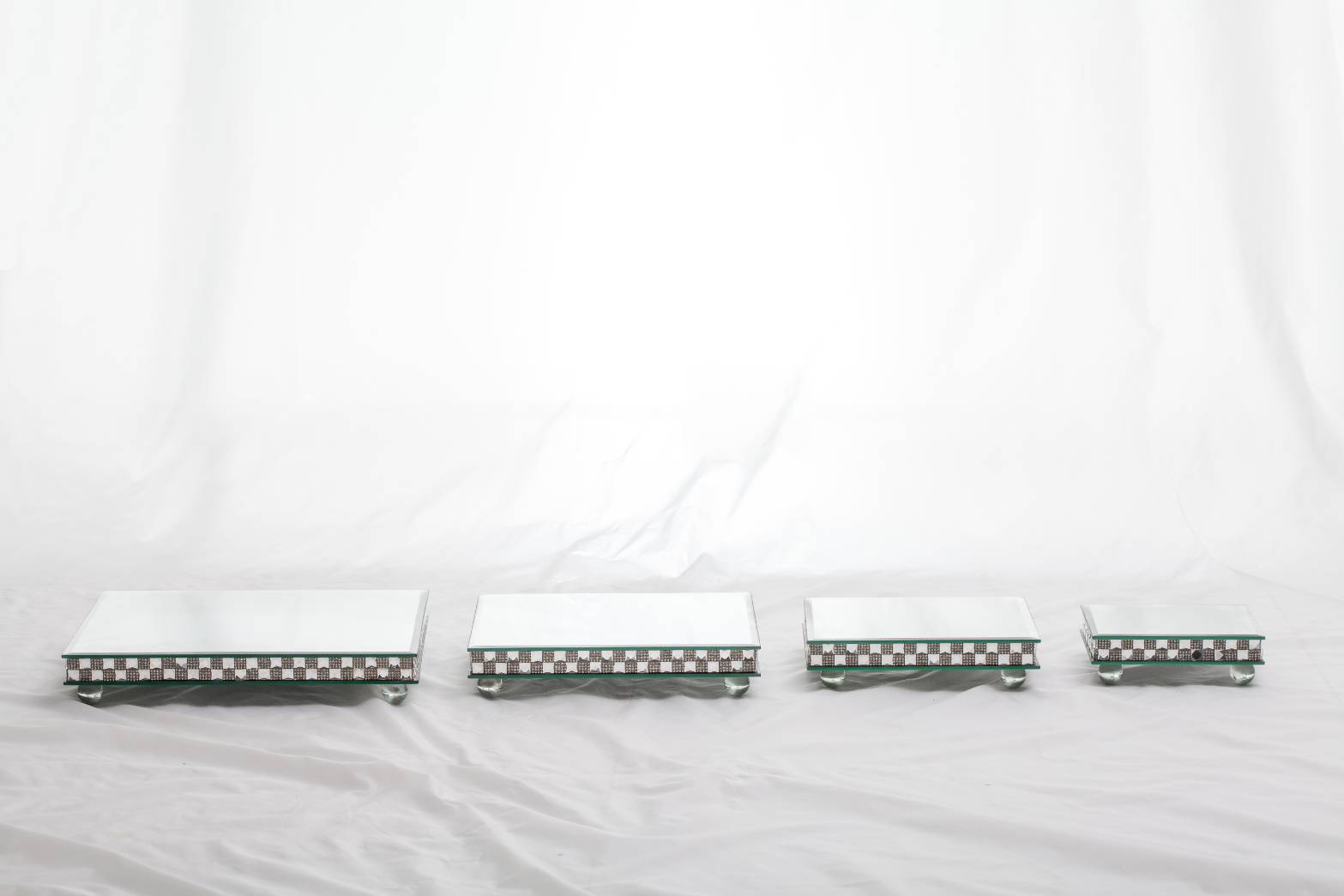 ฐานกระจกแบบสีเหลี่ยมจตุรัส เส้นผ่าศูนย์กลาง 20 cm. สี Silver และ Copper